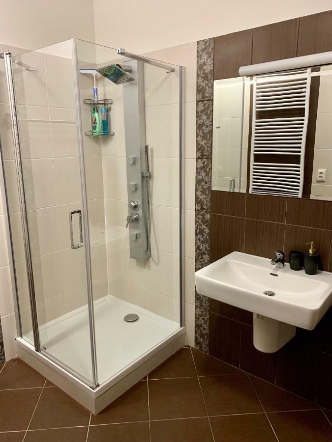 Bl Luxury Apartment, 24Hr Self Check-In, Free Private Garage Parking, Panoramic Views From Balcony, 5 Minute Walk To City Center Banská Bystrica Buitenkant foto